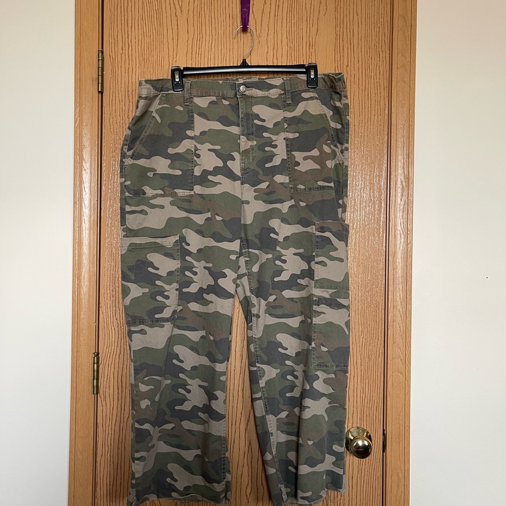 No Boundaries Women’s Camo Cargo Pants - Olive & Tan